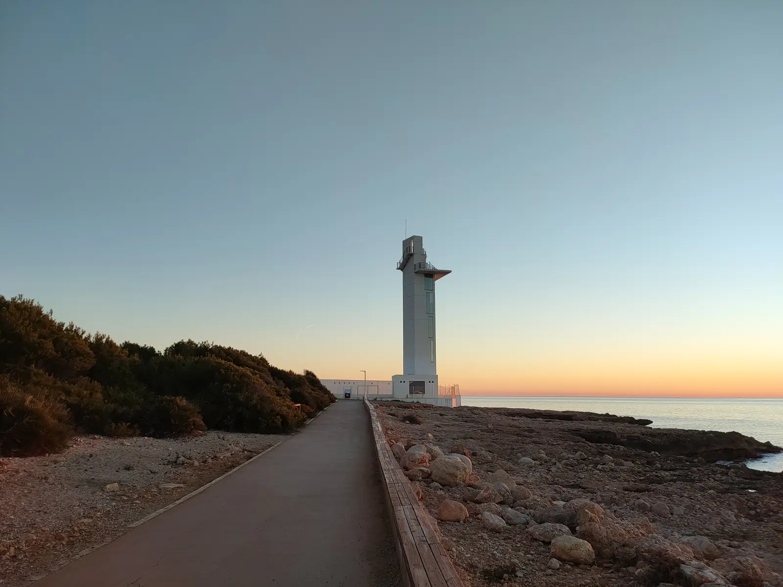 Camino junto al mar hacia el faro de Alcossebre, a la entrada de la Sierra de Irta