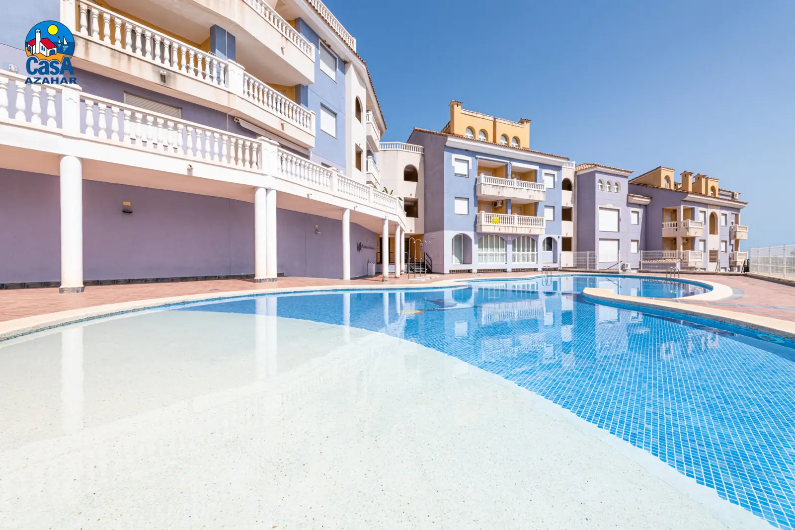 Piscina infantil y piscina de adultos de los Apartamentos Marcomar, para disfrutar de Alcossebre con niños